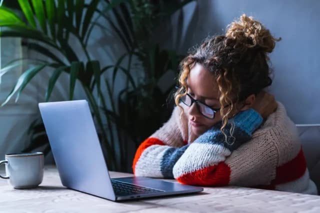 لماذا نشعر بالإرهاق رغم النوم لساعات كافية؟