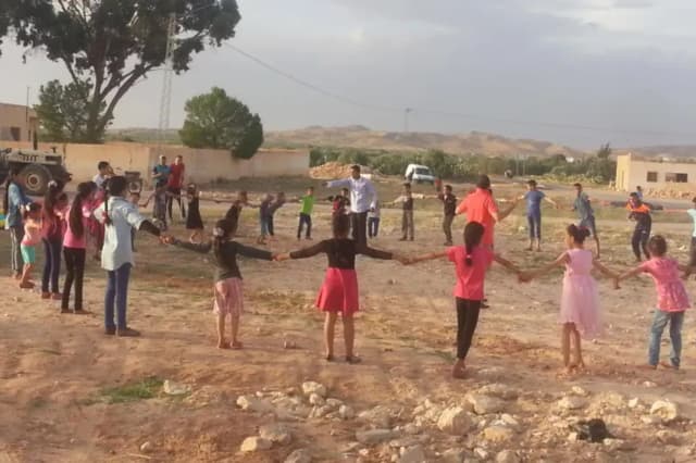 نادي الشباب الريفي بقرية بئر عمامة.. من مكان مهجور إلى مقر لمبادرة "تونس تقرأ"